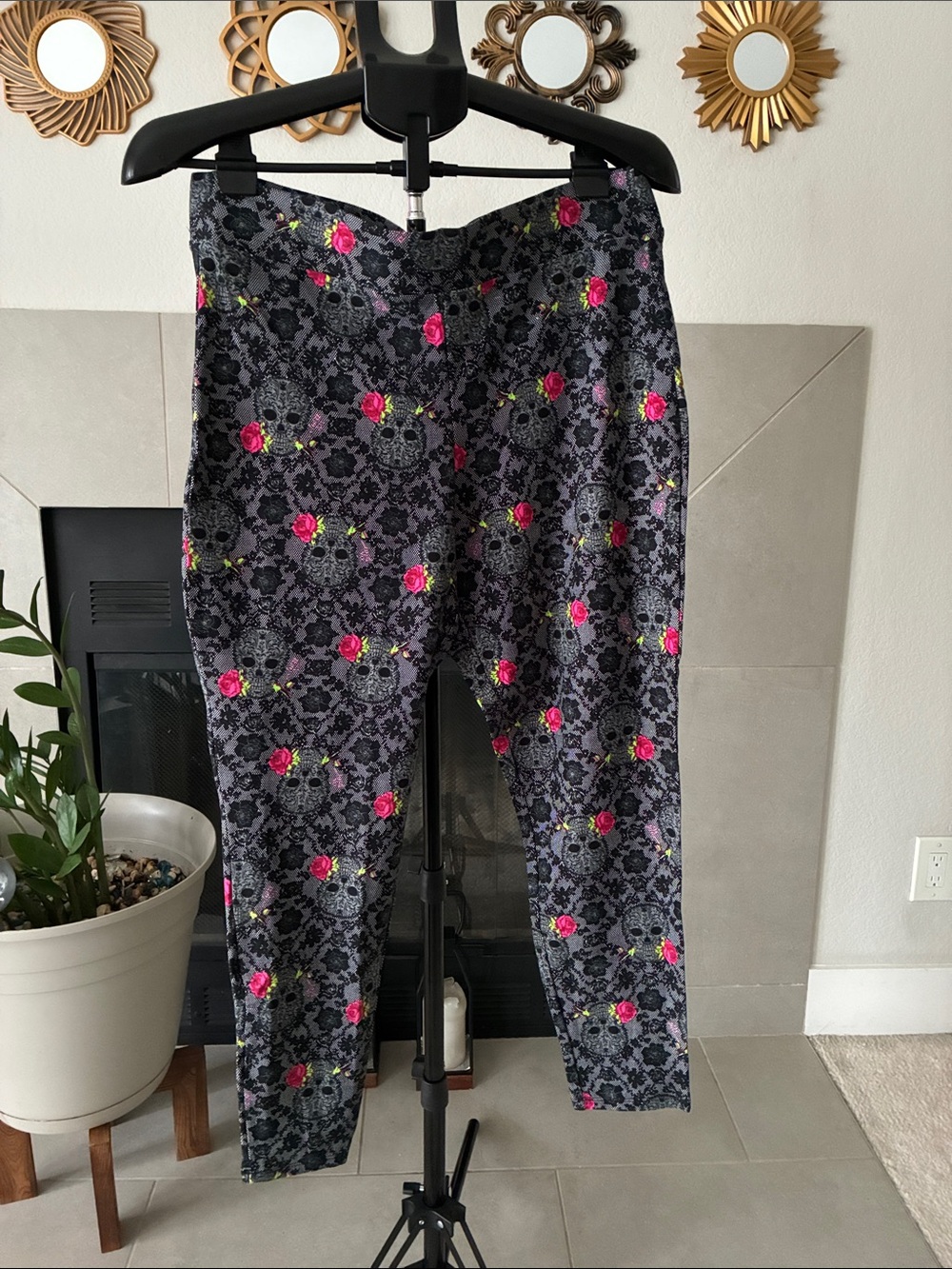 Torrid/Betsy Johnson Black Skull & Pink Rose Print Leggings